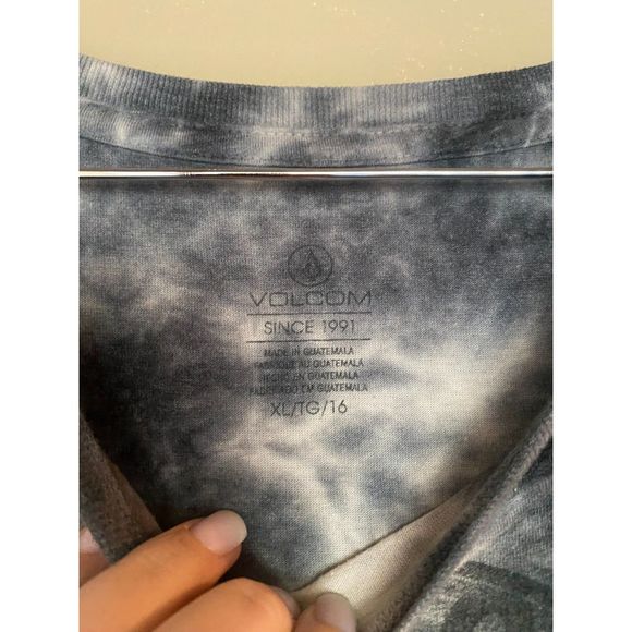 Volcom XL Blue and white tie-dye shirt used - Picture 3 of 4